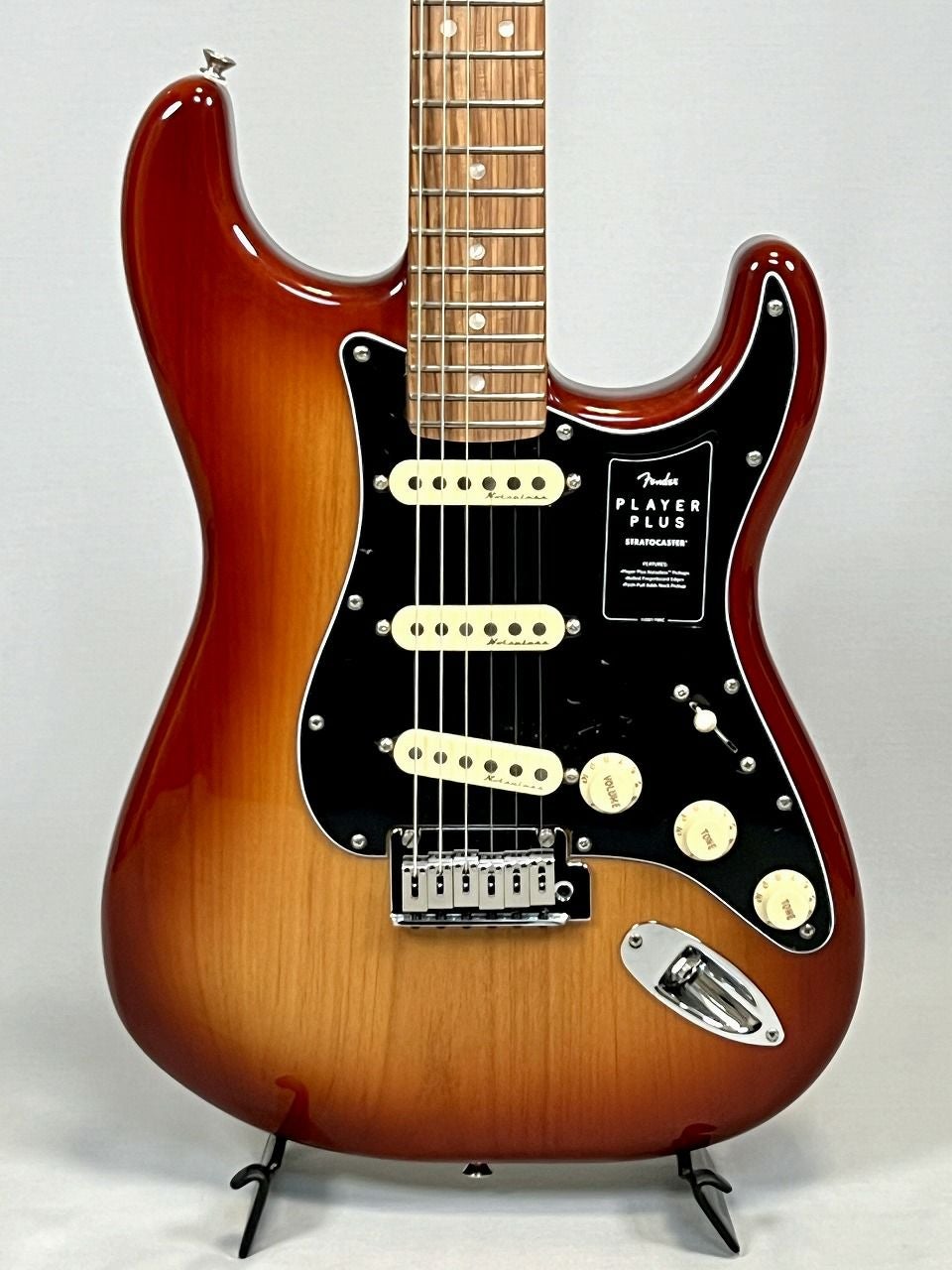 FenderPlayerPlusStratocaster®,PauFerroFingerboard,SiennaSunburstボディ表