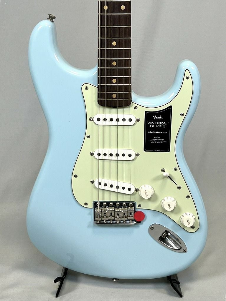 Fender Limited Edition Vintera® II Road Worn® '60s Stratocaster®, Rosewood Fingerboard, Sonic Blue ボディ前面