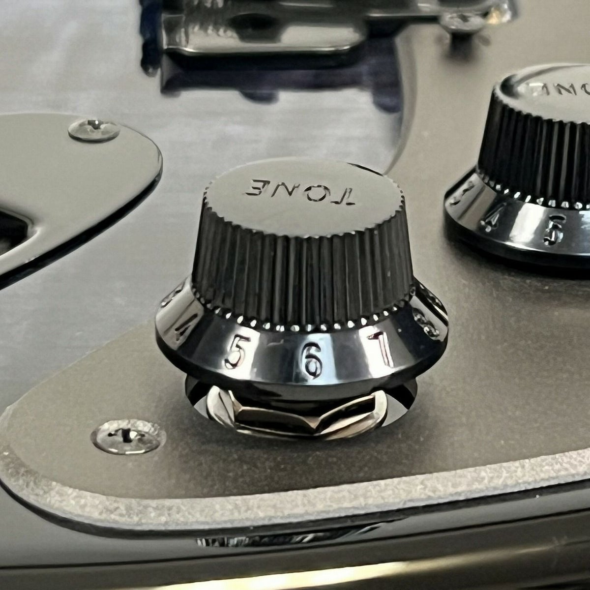 Tone2ノブを押すことで内蔵ディストーション回路が作動します。