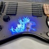 G.L.O-Gain-LinkedOptics機構によりピックガードのゴジラの背びれが発光している様子。
