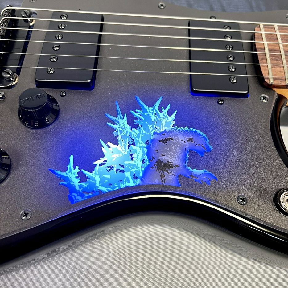 G.L.O-Gain-LinkedOptics機構によりピックガードのゴジラの背びれが発光している様子。