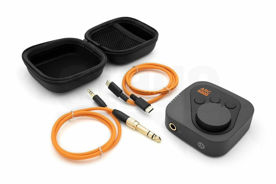 左から、ケース、ケーブル2種、IKMultimediaARCON･EAR本体